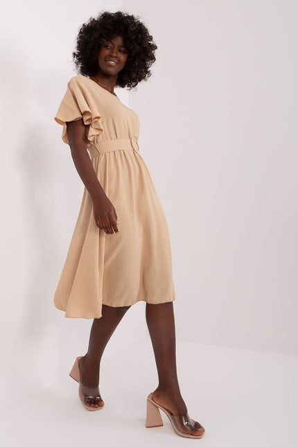 Robe beige casual midi à silhouette évasée avec manches courtes à volants pour un style quotidien élégant et confortable.