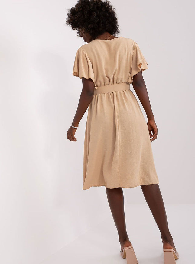 Robe beige midi casual avec silhouette évasée et manches courtes à volants, idéale pour une tenue de jour chic et confortable.