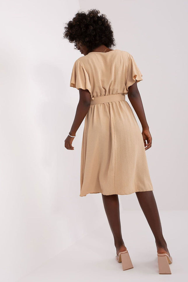 Robe beige midi casual avec silhouette évasée et manches courtes à volants, idéale pour une tenue de jour chic et confortable.