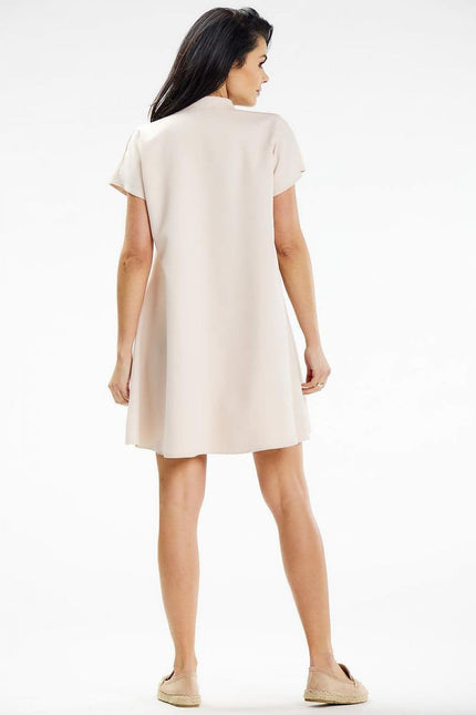 Robe beige courte évasée sans manches pour cocktail ou soirée casual, style chic et simple, idéale en été.