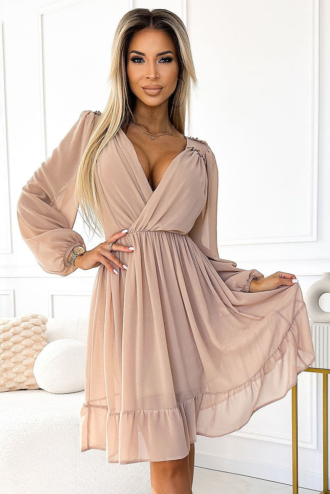 Robe cocktail rose midi avec manches longues et décolleté, idéale pour un look chic et élégant lors d'événements spéciaux.