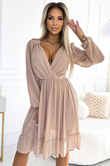 Robe cocktail rose midi avec manches longues pour soirée chic et élégante, style décolleté plongeant et jupe fluide.