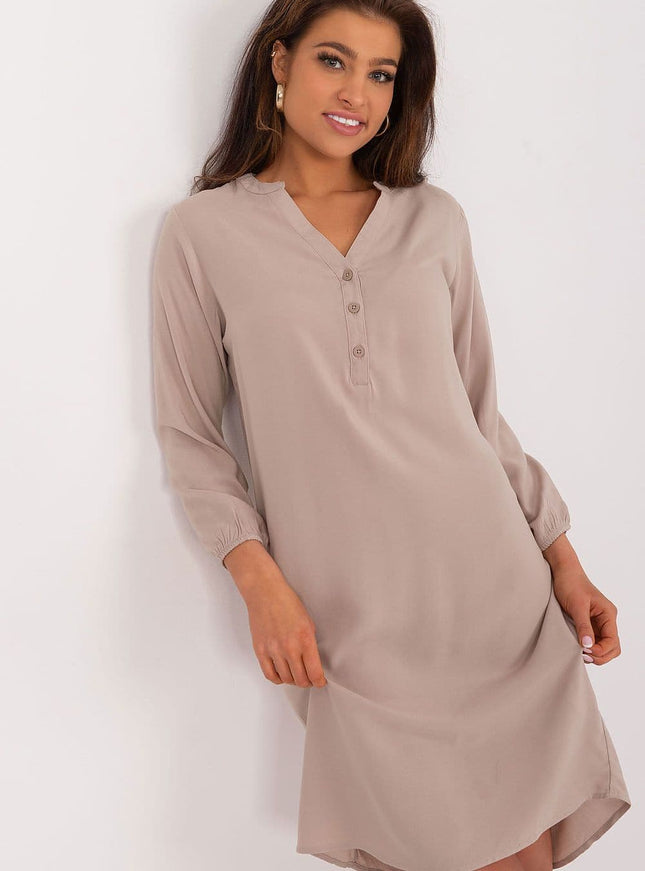 Robe beige fluide à manches longues pour un style casual et élégant, idéale pour toutes les occasions, longueur midi confortable.