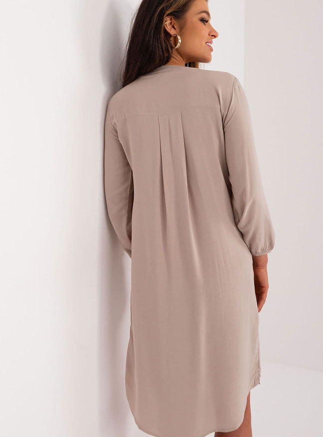 Robe beige fluide à manches longues pour un style casual ou habillé, silhouette droite et midi, parfaite pour toute occasion.