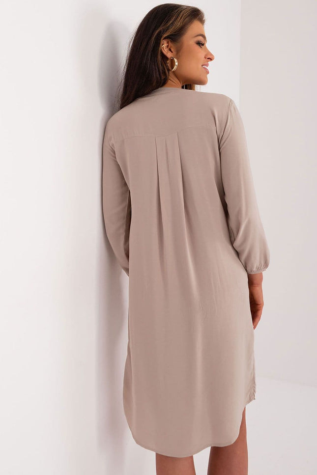 Robe beige fluide à manches longues pour un style casual ou habillé, silhouette droite et midi, parfaite pour toute occasion.