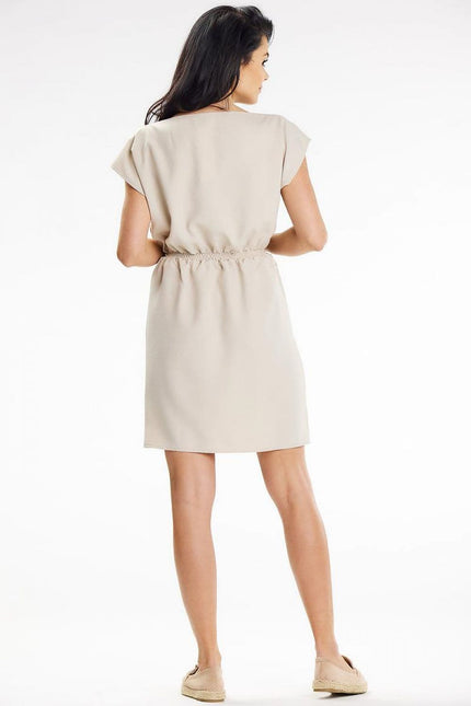 Robe beige casual courte avec manches courtes et silhouette droite, idéale pour une tenue légère et quotidienne.