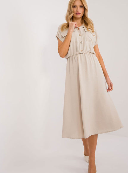 Robe beige midi casual avec manches courtes et col chemise pour un look quotidien élégant et confortable.