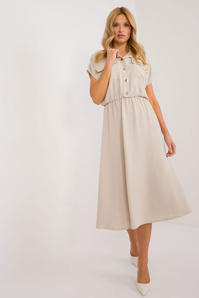 Robe beige midi casual avec manches courtes et col chemise pour un look quotidien élégant et confortable.