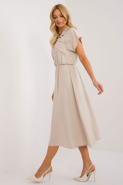 Robe beige midi casual avec manches courtes et ceinture élastique pour un style décontracté et confortable.