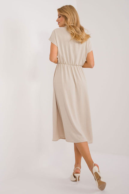 Robe beige midi décontractée avec manches courtes pour une allure casual et élégante, idéale pour toutes occasions.