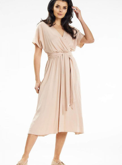 Robe beige midi fluide avec manches courtes pour cocktail ou soirée d'été élégante et décontractée.