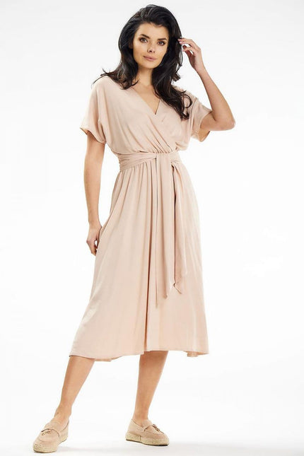 Robe beige midi fluide avec manches courtes pour cocktail ou soirée d'été élégante et décontractée.