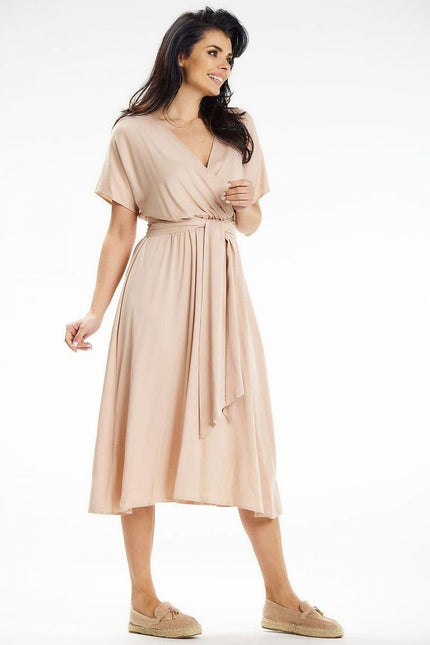 Robe beige midi fluide avec manches courtes et ceinture, idéale pour un look casual ou cocktail d'été.