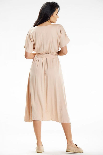 Robe beige midi fluide à manches courtes adaptée pour un style casual chic ou bureau.