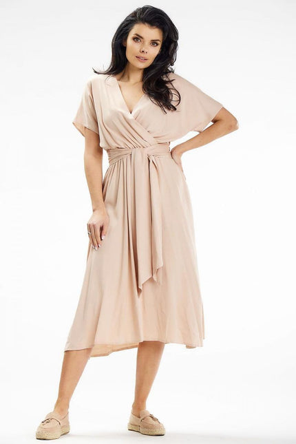 Robe beige midi fluide avec manches courtes idéale pour cocktail et événements casuals, style épuré et chic.