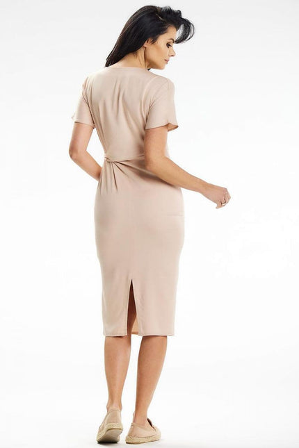 Robe beige midi moulante à manches courtes pour cocktail ou soirée, chic et élégante, idéale pour événements divers.