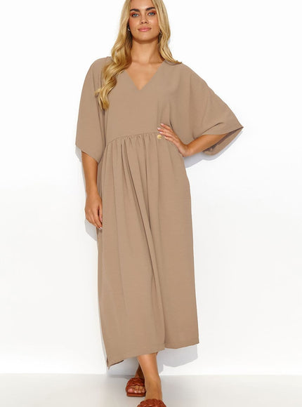 Robe beige oversize à manches longues, style casual chic, mi-longue, parfaite pour un look de jour décontracté ou un événement décontracté.