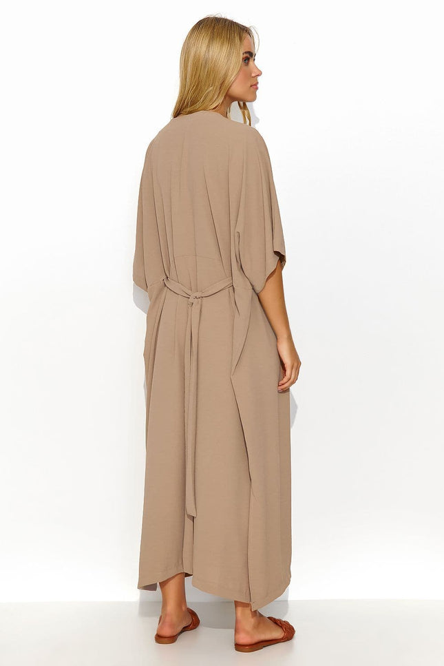 Robe beige oversize à manches longues pour un look casual et confortable, idéale pour une tenue quotidienne ou un style décontracté.