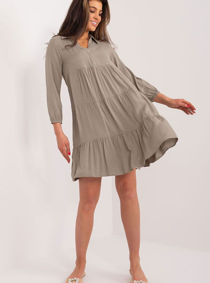 Robe beige casual trapèze manches longues idéale pour une soirée simple ou un événement casual chic.