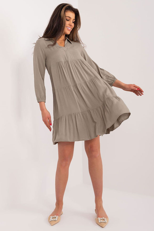 Robe beige casual trapèze manches longues idéale pour une soirée simple ou un événement casual chic.