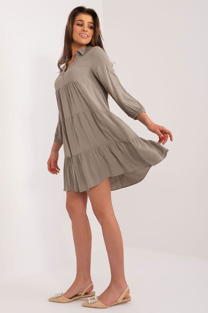 Robe beige trapèze à manches longues, idéale pour une tenue casual ou événement simple, avec un style fluide et confortable.