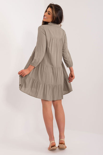 Robe beige trapèze à manches longues idéale pour une tenue casual chic ou un cocktail, avec une silhouette fluide et confortable.