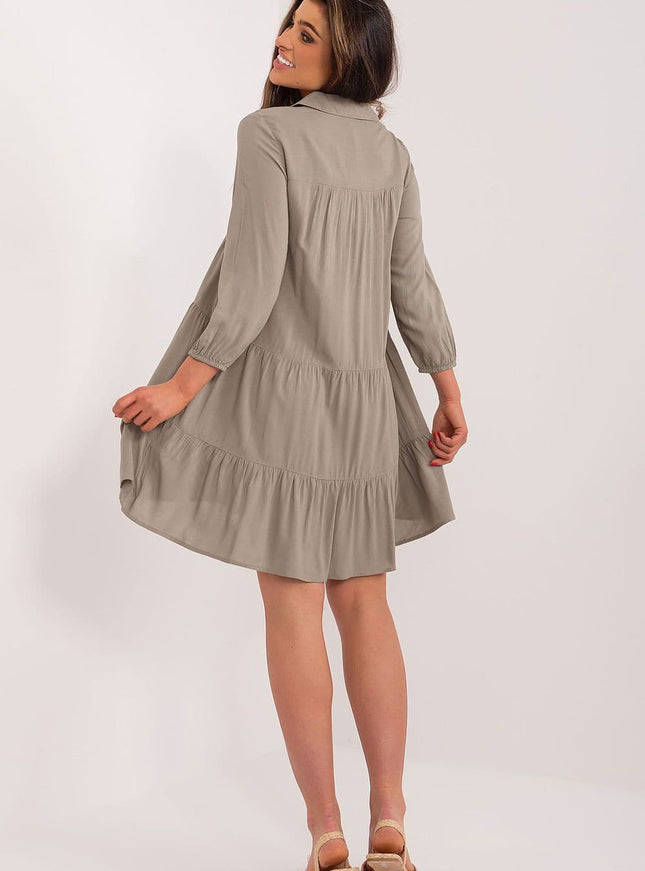 Robe beige trapèze à manches longues idéale pour une tenue casual chic ou un cocktail, avec une silhouette fluide et confortable.