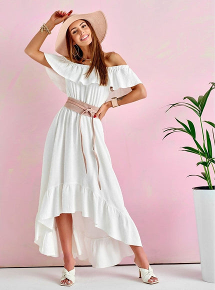 Robe blanche bohème à épaules dénudées et longue, idéale pour mariage invité chic ou soirée d'été.