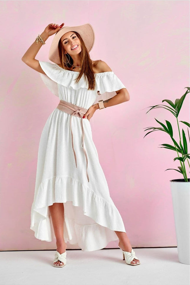 Robe blanche bohème à épaules dénudées et longue, idéale pour mariage invité chic ou soirée d'été.