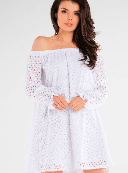 Robe blanche courte de plage à épaules dénudées, idéale pour une allure décontractée et féminine en été.