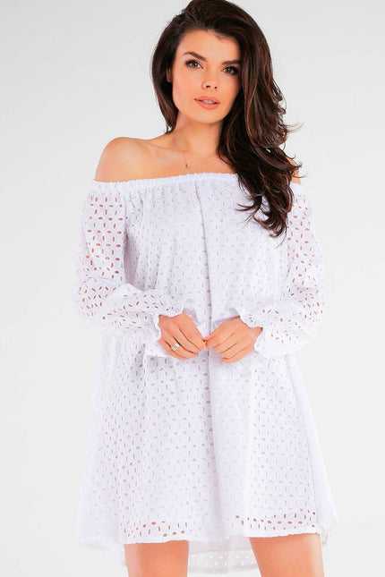 Robe blanche courte de plage à épaules dénudées, idéale pour une allure décontractée et féminine en été.