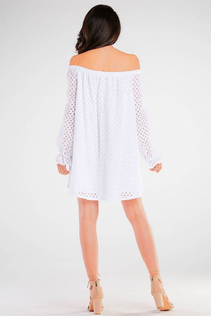 Robe blanche de plage à épaules dénudées et manches longues pour tenue décontractée et élégante.