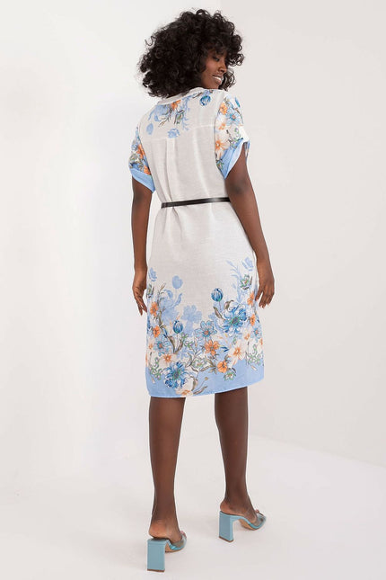 Robe champêtre fleurie courte parfaite pour l'été, silhouette droite avec manches courtes et motif floral dans les tons bleus.