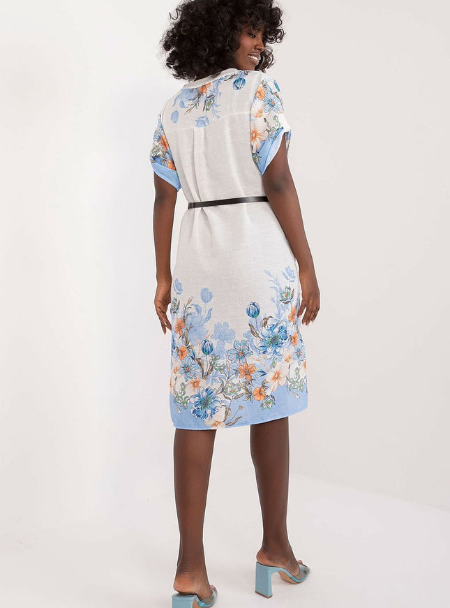 Robe champêtre fleurie courte parfaite pour l'été, silhouette droite avec manches courtes et motif floral dans les tons bleus.