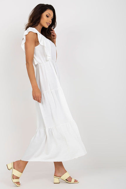 Robe blanche midi casual sans manches pour plage ou sortie quotidienne, style épuré et confortable, idéale pour été.