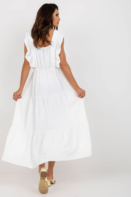 Robe blanche midi casual avec manches courtes et silhouette trapèze, idéale pour une tenue quotidienne estivale ou un événement décontracté.