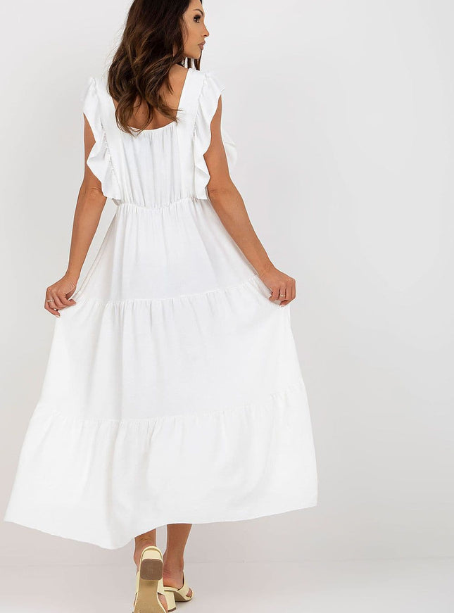 Robe blanche midi casual avec manches courtes et silhouette trapèze, idéale pour une tenue quotidienne estivale ou un événement décontracté.