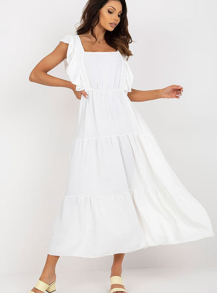 Robe blanche midi casual avec manches courtes et silhouette trapèze, idéale pour un look estival décontracté ou une sortie à la plage.