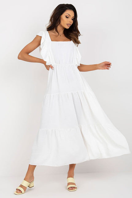 Robe blanche midi casual avec manches courtes et silhouette trapèze, idéale pour un look estival décontracté ou une sortie à la plage.