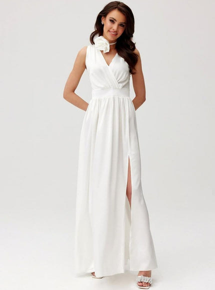 Robe de mariage blanche longue élégante avec fente, style chic et décolleté en V pour mariage invité.