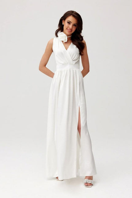 Robe de mariage blanche longue élégante avec fente, style chic et décolleté en V pour mariage invité.