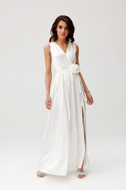 Robe longue blanche élégante pour mariage, style chic avec décolleté en V, sans manches et fente latérale.