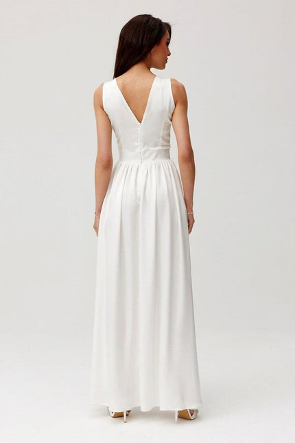 Robe de mariage élégante blanche longue avec dos V et silhouette trapèze, idéale pour mariage chic ou gala.