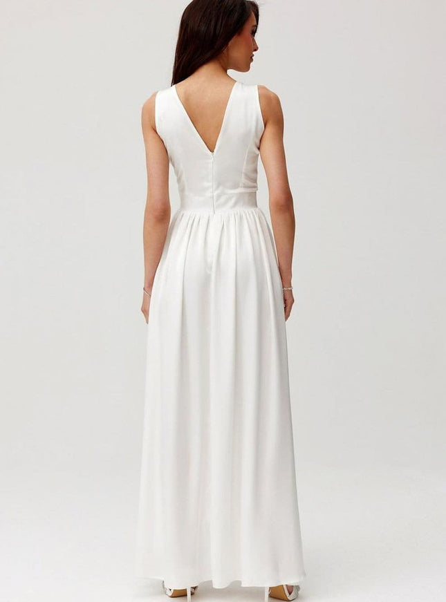 Robe de mariage élégante blanche longue avec dos V et silhouette trapèze, idéale pour mariage chic ou gala.