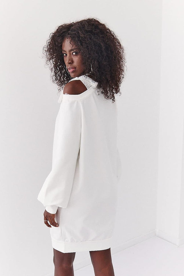 Robe de soirée blanche à manches longues, chic et épurée, idéale pour cocktail ou mariage, silhouette droite et élégante.