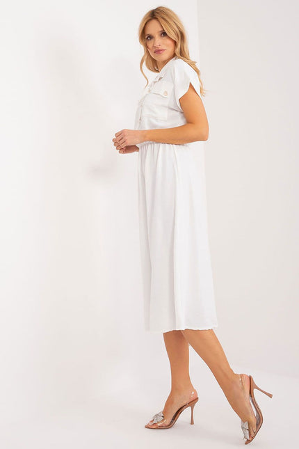 Robe blanche midi casual avec manches courtes et col rond pour un look décontracté quotidien ou en vacances.