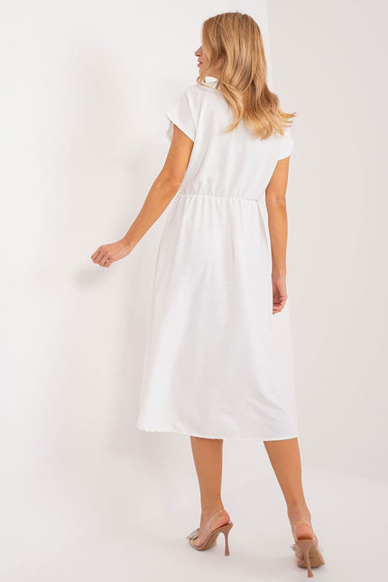 Robe blanche midi casual avec manches courtes et silhouette droite pour une allure simple et élégante.