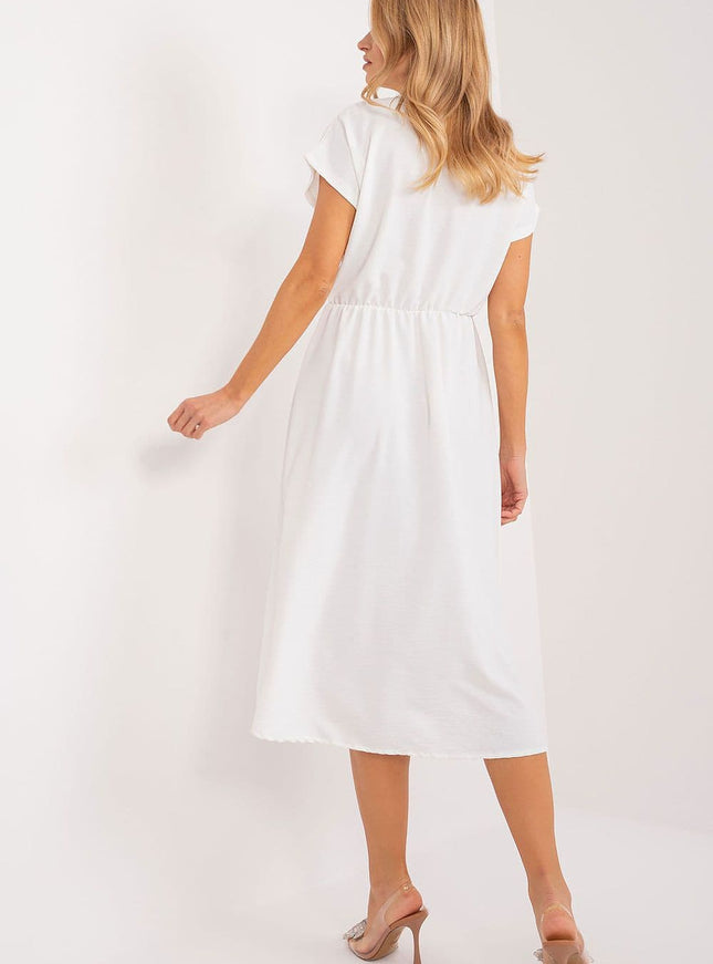 Robe blanche midi casual avec manches courtes et silhouette droite pour une allure simple et élégante.