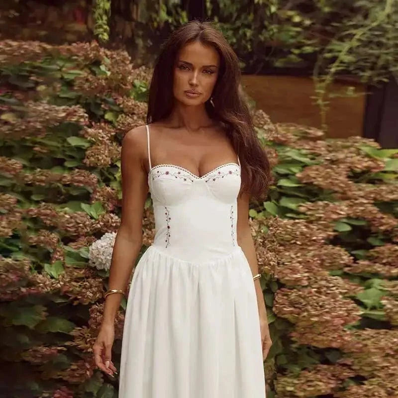 Robe blanche midi évasée à bretelles fines