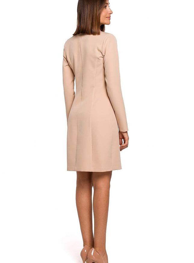 Robe beige chic style blazer de longueur midi à manches longues, idéale pour un cocktail ou une tenue d'affaires élégante.